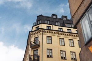 Tufft ekonomiskt år för bostadsrättsföreningar – sparandet räcker inte till framtida underhåll