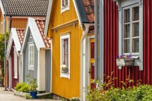 Semestereffekt på bostadsmarknaden – trots räntesänkning sjunker bostadsrättspriserna och försäljningar minskar