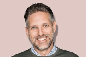 iO samlar sina tre svenska byråer under samma namn