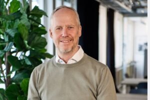 1 Dennis Blennskog vd Riverty Sverige liggande efre