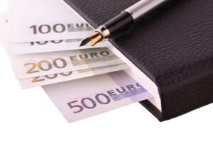 Lönerna ökade med 3,7 procent i maj