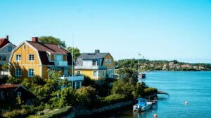 Semesterlugnet dämpade bostadsrättspriserna – villapriserna steg