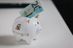 Samma 250 000 kronor – nästan 6000 kronor i skillnad mellan bankernas sparkonton Samma 250 000 kronor – nästan 6000 kronor i skillnad mellan bankernas sparkonton