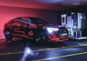 Elbilar del av energiomställningen: Solenergi lagras i eldrivna Audi e-tron 1