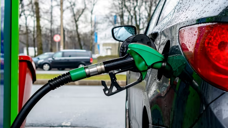 Höga bränslepriser får varannan att köra mindre
