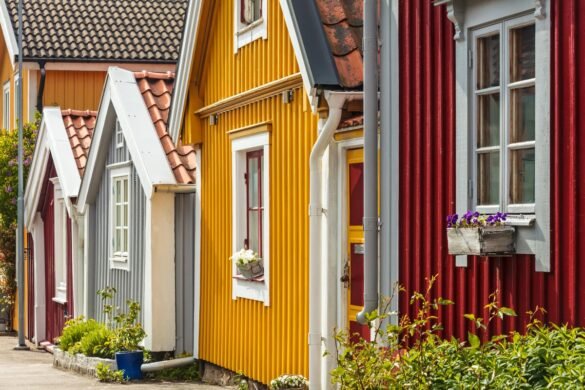 Semestereffekt på bostadsmarknaden – trots räntesänkning sjunker bostadsrättspriserna och försäljningar minskar