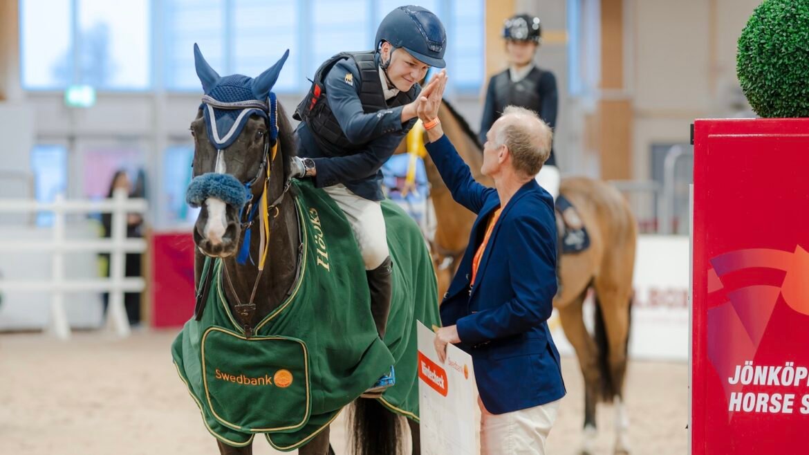 Swedbank satsar på ungt entreprenörskap – delar ut 10 000 kronor till ridklubb i Jönköpings län