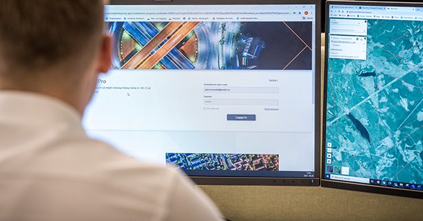 Johan vid skärm1200x627