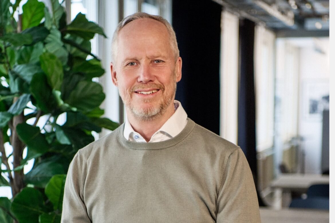 1 Dennis Blennskog vd Riverty Sverige liggande efre