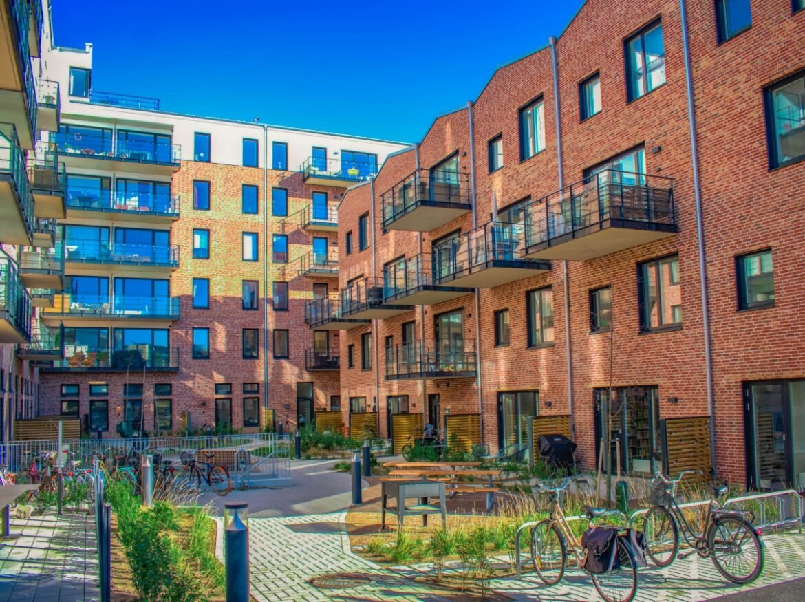 SkandiaMäklarna om Svensk Mäklarstatistik september 2026: Världsläget påverkar bostadsaffären – men inte ännu priserna